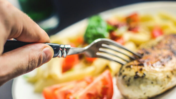 Interactieve lunch moet mannen met een rugzakje samenbrengen