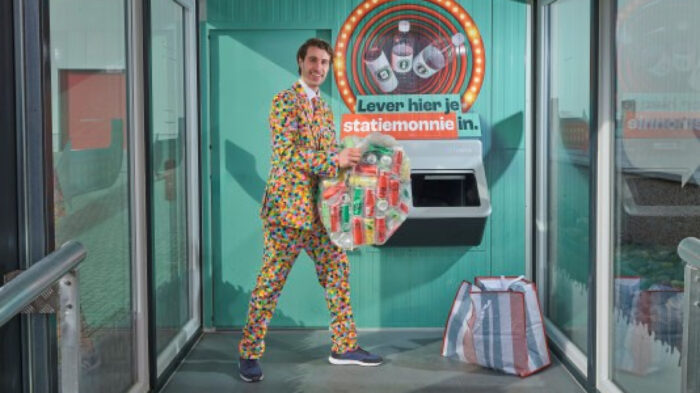 Mobiele statiegeld bulkmachine bindt strijd aan met afval op straat tijdens carnaval