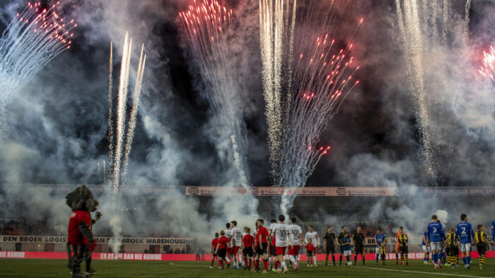 Helmond Sport maakt reclame voor Helmond Sport bij afscheid stadion