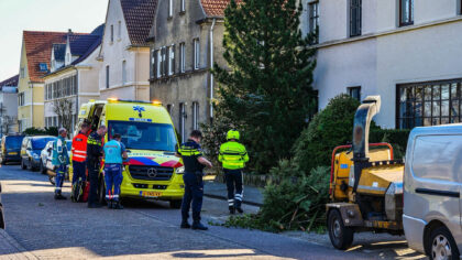 Man raakt ernstig gewond tijdens kappen van een boom