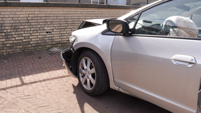 Vrouw (94) ramt muur van parkeerplaats Piet Blomplein