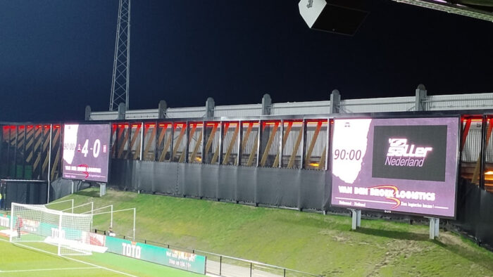 Superieur Helmond Sport opent stadion met voetballes