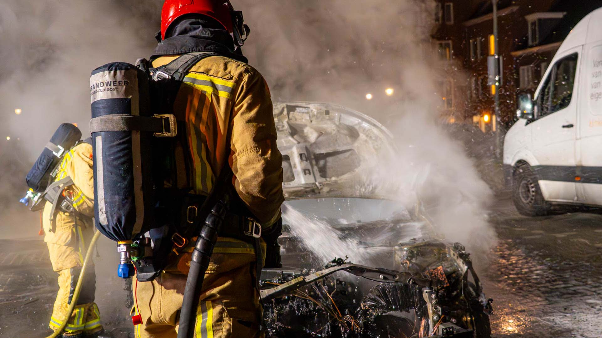 Brandweer rukt uit voor autobrand in Lauwerstraat in Brandevoort