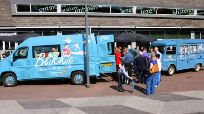Bibliotheek Helmond neemt afscheid van oude voorleesbus Blikkie