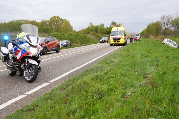 Auto’s botsen in Aarle-Rixtel: één voertuig belandt in de sloot
