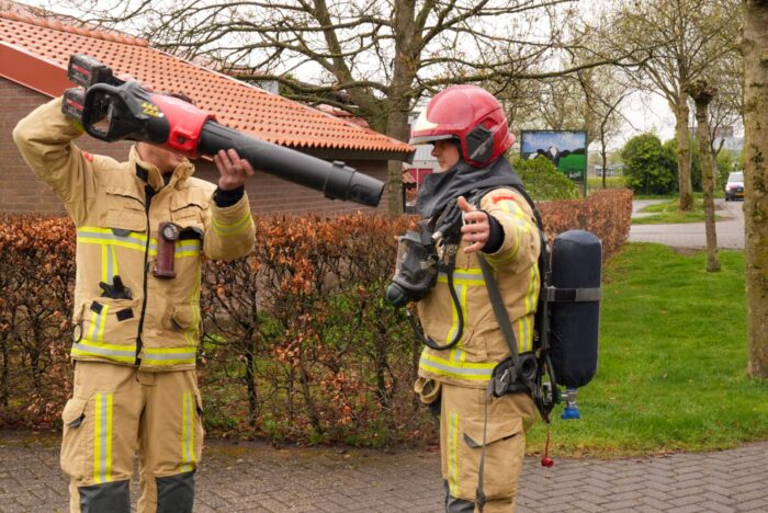 Bijgebouwtje op Helmondse boerderij vat vlam; bewoner bestrijdt vuur zelf