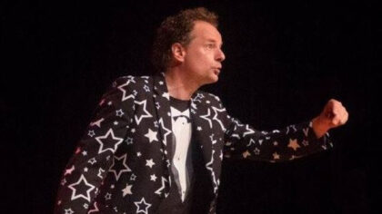 Prijswinnend cabaretier Arie Vuyk treedt op in het Annatheater