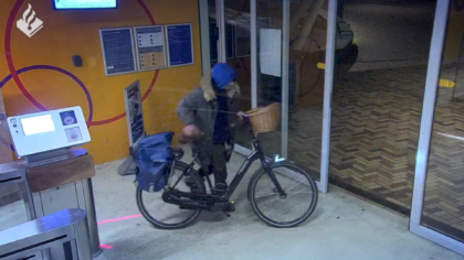 Politie zoekt dief die elektrische fiets stal bij Station Helmond