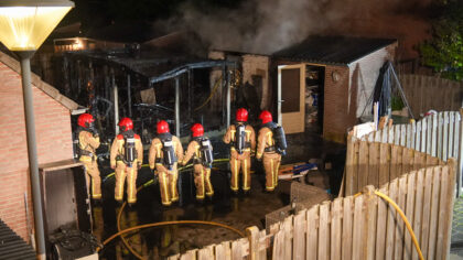 Brand verwoest schuur en schuttingen in Helmond