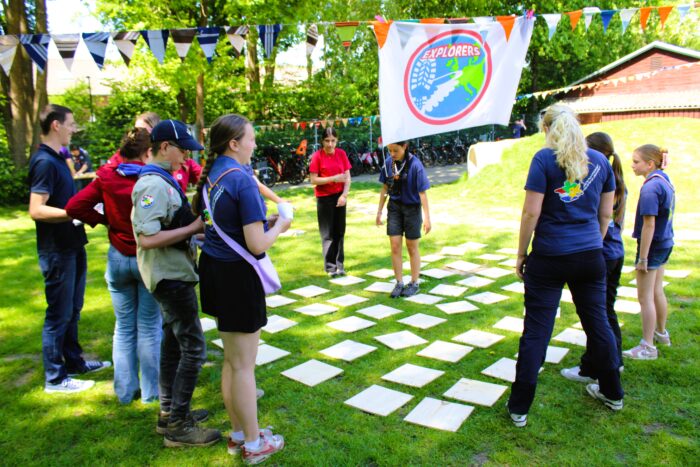 Onder camouflagenetten tijdens open dag Scouting Rijpelberg