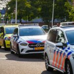 Man (38) stormt met kapmes terras op en verwondt twee mensen