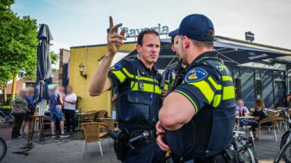 Man (38) stormt met kapmes terras op en verwondt twee mensen