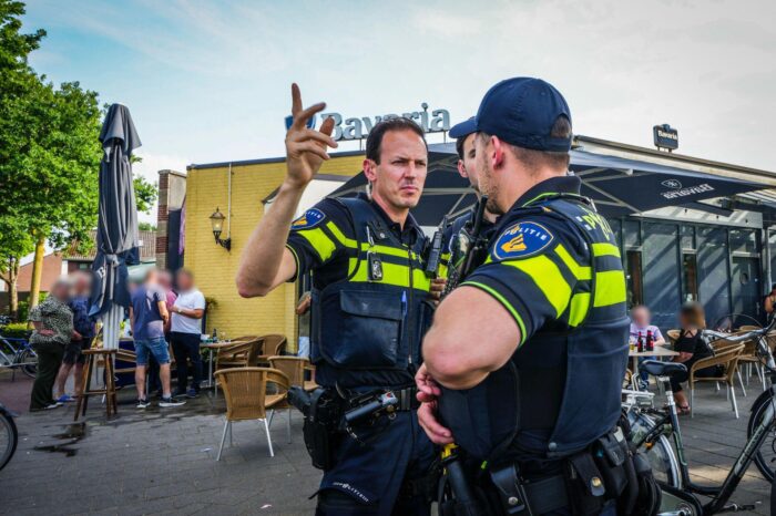 Man (38) stormt met kapmes terras op en verwondt twee mensen