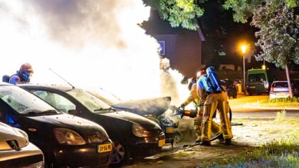 Twee uitgebrande auto’s in Piet Heinstraat, mogelijk brandstichting