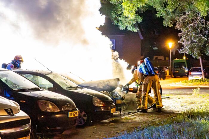 Twee uitgebrande auto’s in Piet Heinstraat, mogelijk brandstichting