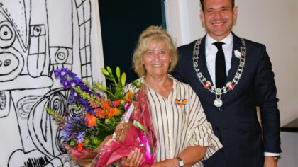 Frances Schrama ontvangt lintje: ‘Vrijwilliger om trots op te zijn’