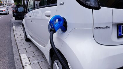 Helmond start pilot kabelgoten: laadpunt elektrische auto voor bewoners zonder oprit