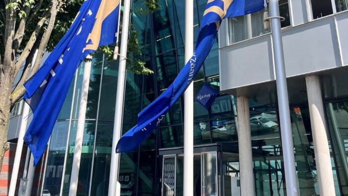 Vlaggen ook halfstok bij politiebureau Helmond