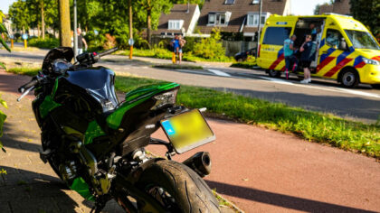 Motorrijder door inschattingsfout onderuit op Weg door de Rijpel