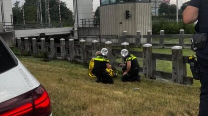 Agenten redden man die al uren in het water ligt