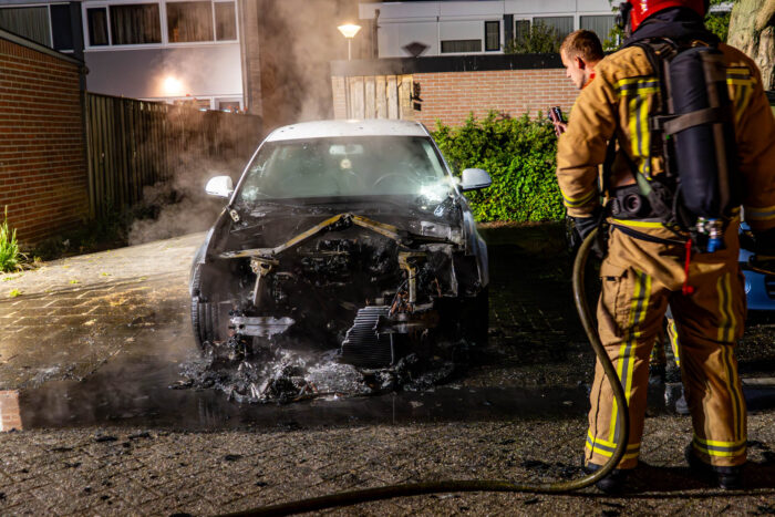 Autobrand in de Marslaan in Helmond