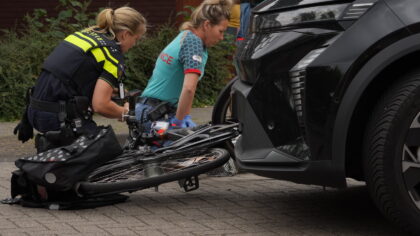 Fietsster naar ziekenhuis na botsing met auto op Beelstraat