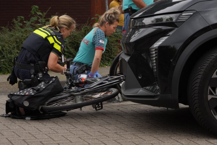 Fietsster naar ziekenhuis na botsing met auto op Beelstraat