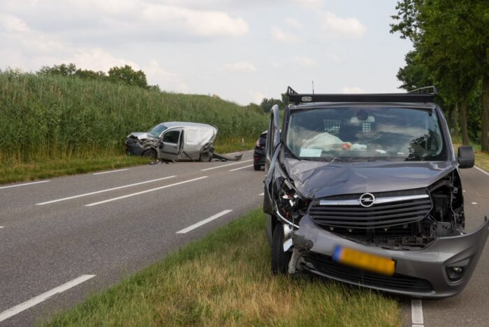 Auto’s zwaar beschadigd na botsing op Kanaaldijk Zuid West in Helmond