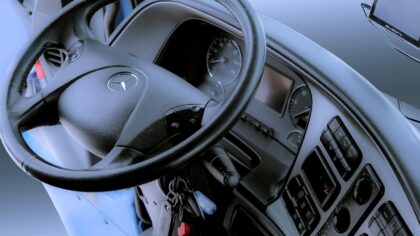 Terminaltrekkers Van den Broek rijden via oostzijde Brouwhuis