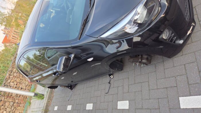 Dieven halen drie wielen onder auto vandaan