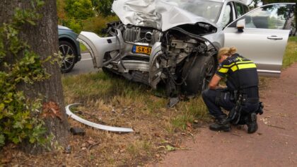 Auto botst tegen boom op Geldropseweg