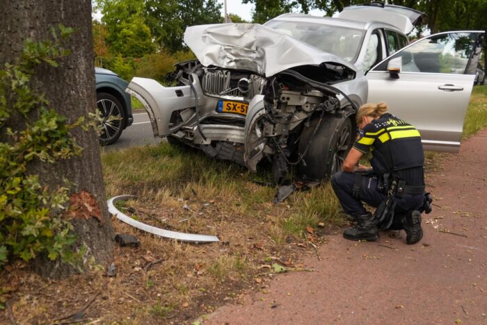 Auto botst tegen boom op Geldropseweg