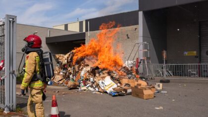 Brand in papiercontainer bij kringloopwinkel