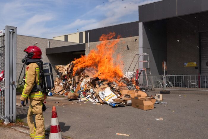 Brand in papiercontainer bij kringloopwinkel