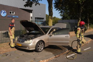 Ouder echtpaar op tijd uit brandende auto