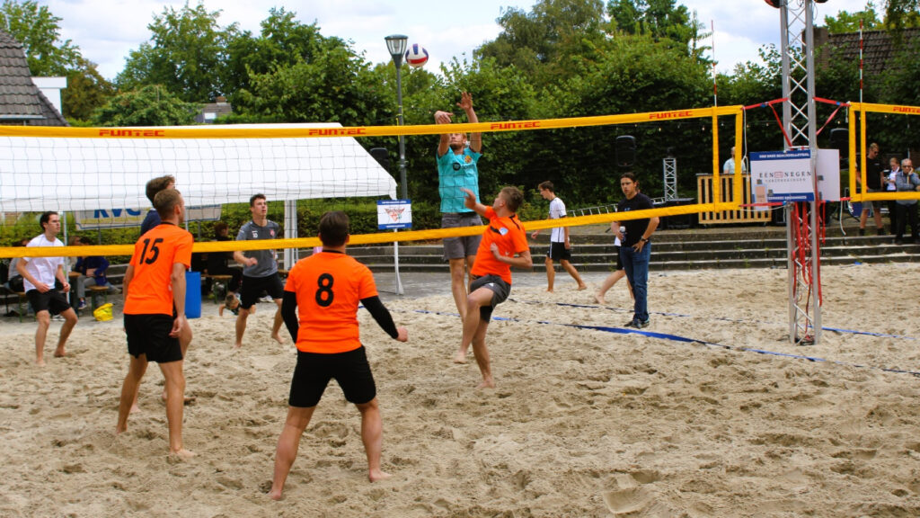 Zandhappen of dartelen bij Beachvolleybaltoernooi Brouwhuis