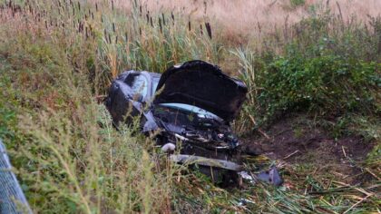 Auto raakt van de weg in Helmond en belandt in een sloot