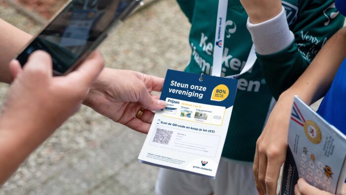 Helmondse clubs trekken de wijk in en zamelen geld in
