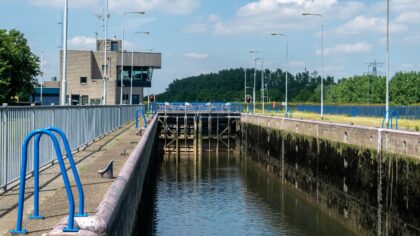 Nieuwe deuren voor Helmondse sluis in Zuid-Willemsvaart