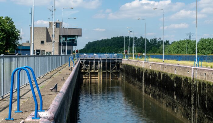 Nieuwe deuren voor Helmondse sluis in Zuid-Willemsvaart