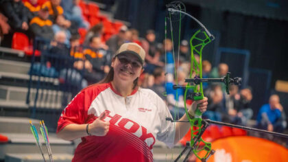 Helmondse Sanne de Laat wint goud met mixed-duo WK Handboog