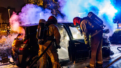 Brandweer uitgerukt: geparkeerde auto verwoest door brand