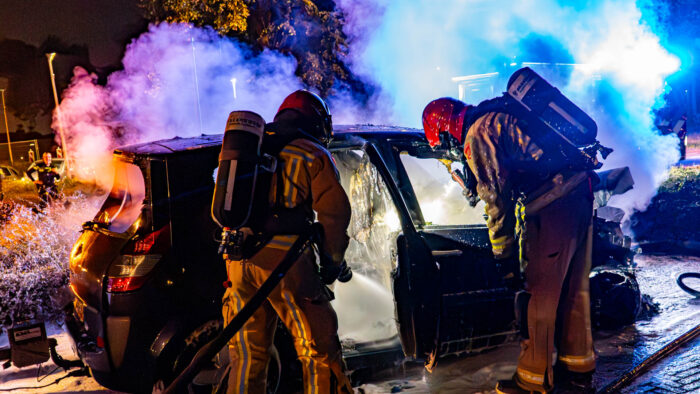 Brandweer uitgerukt: geparkeerde auto verwoest door brand