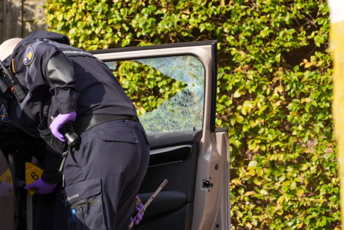 Politie bevestigt kogelinslagen op auto op het Klaverhof