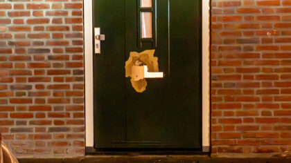 Explosie van voordeur woning Mgr. Swinkelsstraat