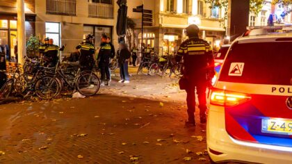 Supporters FC Dordrecht onder politiebegeleiding naar station