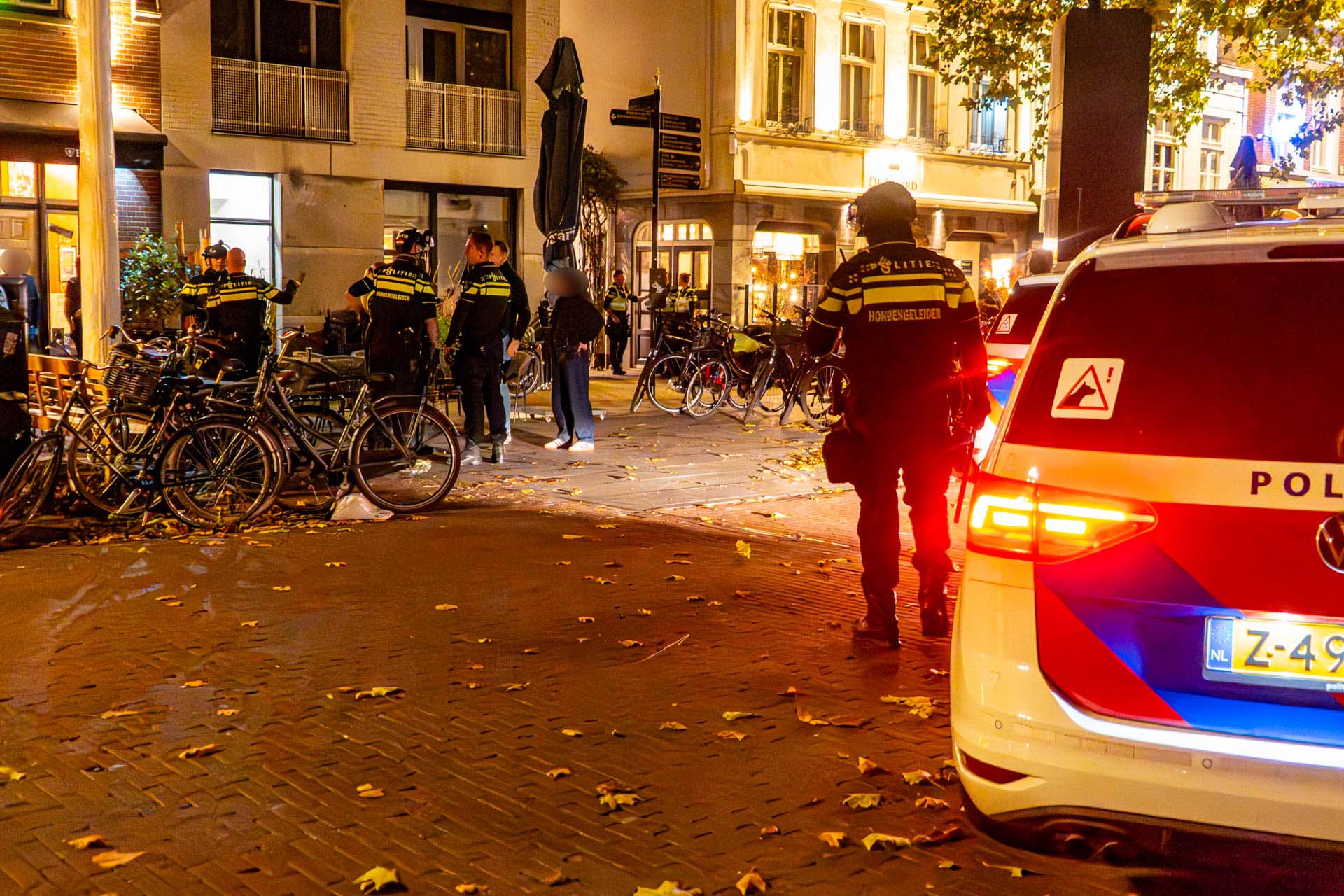 Supporters FC Dordrecht onder politiebegeleiding naar station