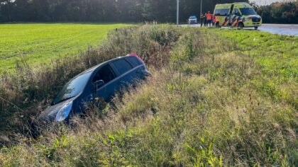 Auto belandt in sloot op Wolfsputterbaan