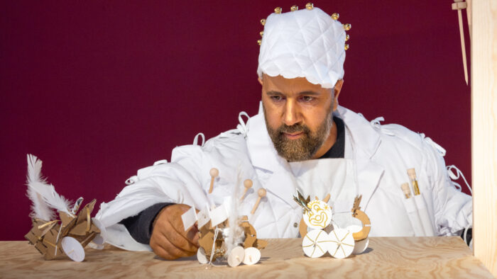 Beeldend kunstenaar Yasser Ballemans trekt met zijn carnavalsatelier door Helmond