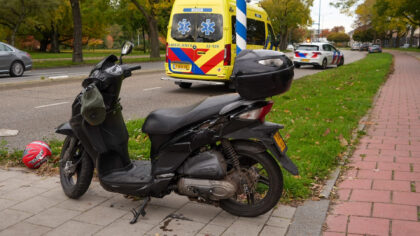 Auto en scooter botsen op Wethouder van Wellaan in Helmond